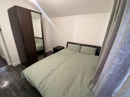 Spacious 3 Bed House London - Tap to explore photos