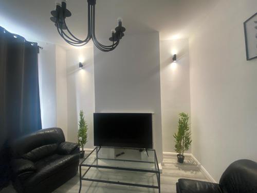 Spacious 3 Bed House London - Tap to explore photos