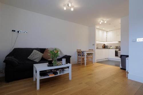 Lovely Modern 1-Bed Flat in Kingston - Tap to explore photos