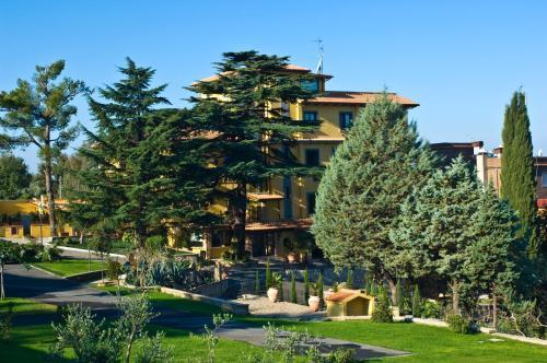 Green Hotel Poggio Regillo - Tap to explore photos