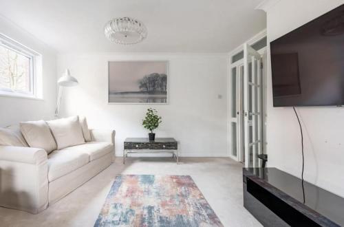 Spacious 1 bed apartment with parking & balcony! - Tap to explore photos