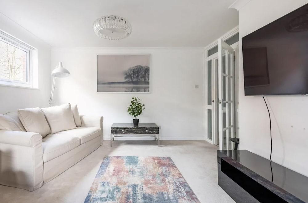 Spacious 1 bed Apartment With Parking & Balcony!