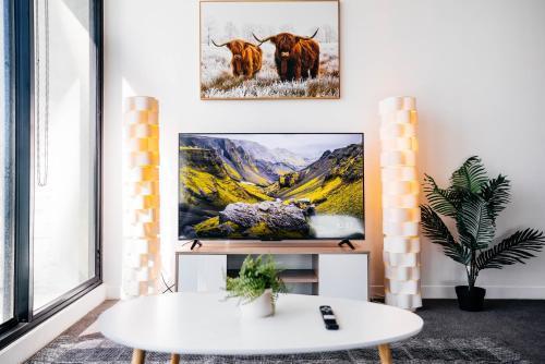 Comfort Urban Oasis in Spencer CityViews - Tap to explore photos
