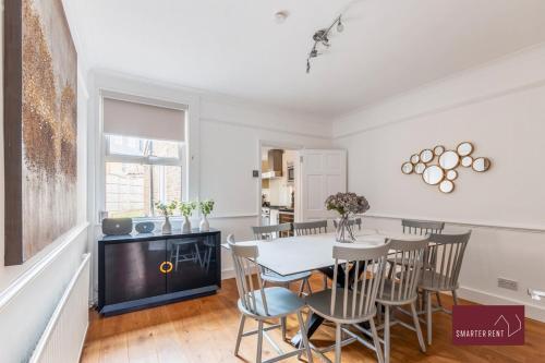 Kingston On Thames Pets Welcome Garden 3Bed - Tap to explore photos