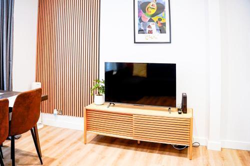 Modern 2 Bedroom flat 20 minutes from Oxford street - Tap to explore photos