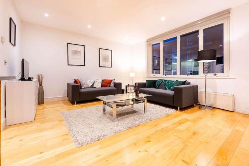 Bright & Modern One Bedroom Flat in Farringdon - Tap to explore photos
