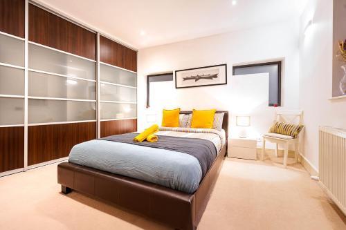 Bright & Modern One Bedroom Flat in Farringdon - Tap to explore photos