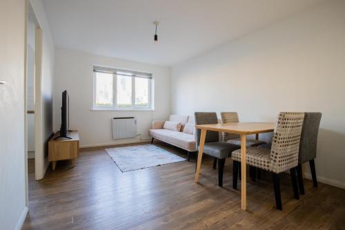 Londwell, Canary Wharf Riverfront Chic Apartment - Tap to explore photos