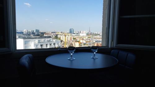 Apartment with a superb view on Eiffel Tower - Tap to explore photos