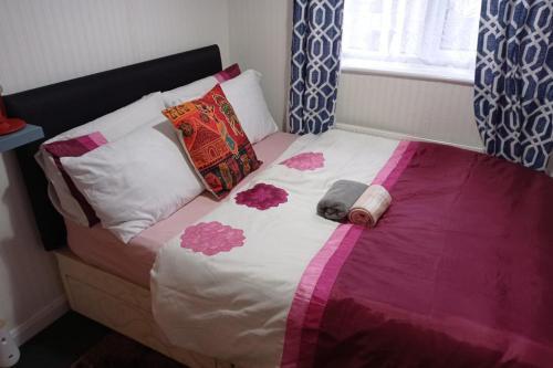 House - Sleeps 8 - Garden - Parking - Tap to explore photos