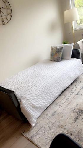 Canal view 2BD flat - Regents Park! - Tap to explore photos