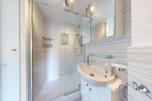 Canal view 2BD flat - Regents Park! - Tap to explore photos