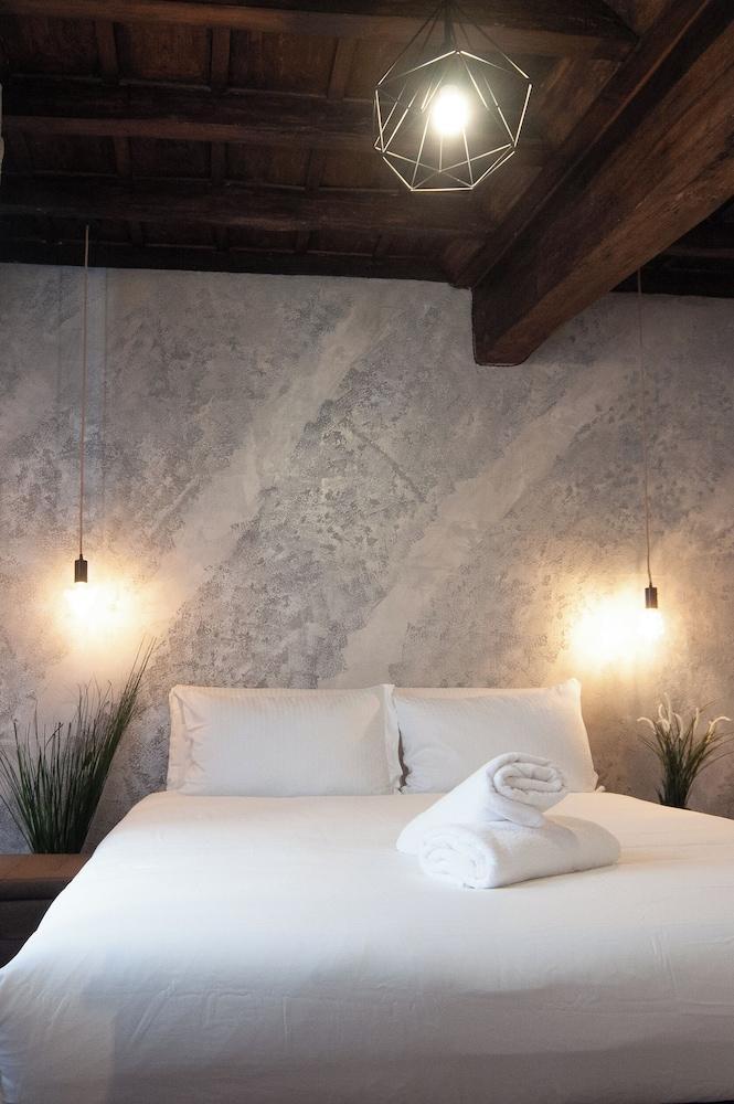 navona jacuzzi apartment - Tap to explore photos