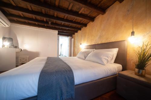 Navona Jacuzzi Apartment - Tap to explore photos