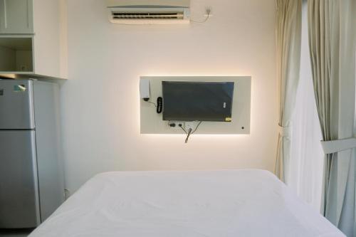 Homey and Cozy Stay Studio Belmont Residence Puri Apartement By Travelio - Tap to explore photos