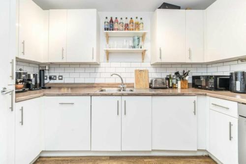 Spacious Three Bedroom Apartment - Tap to explore photos