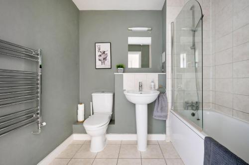 Spacious Three Bedroom Apartment - Tap to explore photos