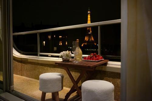 Les Amoureux de la Tour Eiffel Room Type - Superior King Room
