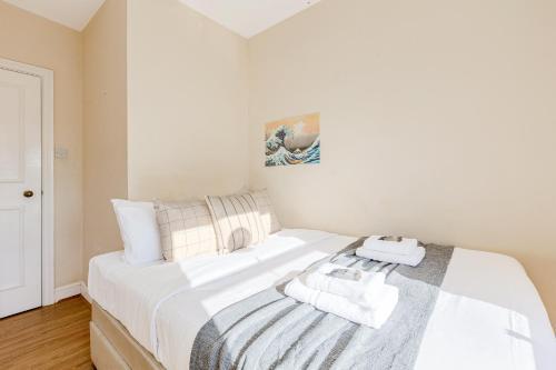 Central comfy 1BR flat, 5 minutes Chalk Farm tube - Tap to explore photos