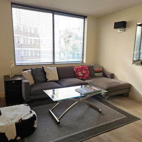 Spacious Two Bedroom Apartment in South Kensington - Tap to explore photos