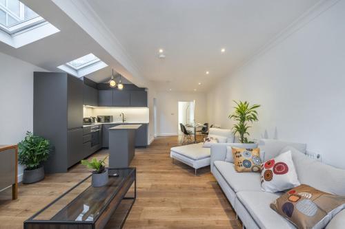 Luxury 2BedRoom and 2BathRoom Flat With Patio Central London! - Tap to explore photos