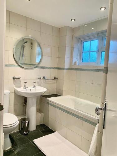 TTSA- Essential 1 Bedroom Apt Balham-Free Parking - Tap to explore photos