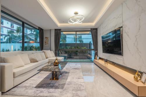 Starlight Luxury Pool Villa & Yahaha - Tap to explore photos