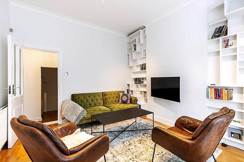 Charming Two-Bedroom Flat in West Hampstead