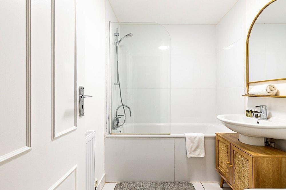 Charming Two-Bedroom Flat in West Hampstead - Tap to explore photos