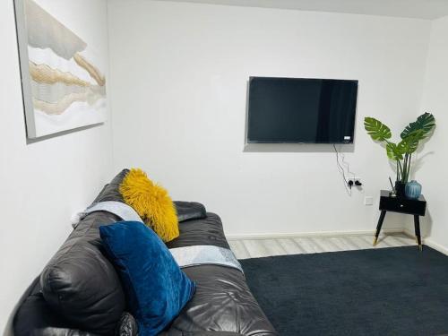 Urban Serenity South East 3 bedroom house - Tap to explore photos
