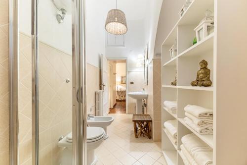 Luxury Historic Apartment Campo dei Fiori - Tap to explore photos