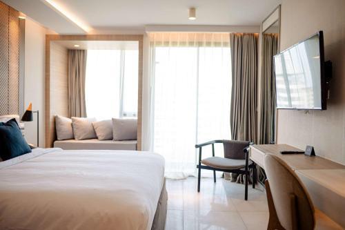 Howard Johnson by Wyndham Pattaya JC Room Type - Superior King Room with Balcony - Non-Smoking Howard Johnson by Wyndham Pattaya JC Room Type - Superior King Room with Balcony - Non-Smoking