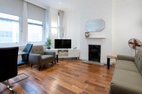 Modern apartment in central London - Tap to explore photos