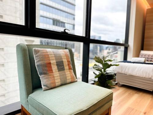 Stylish Urban Retreat in Melbourne CBD - Tap to explore photos
