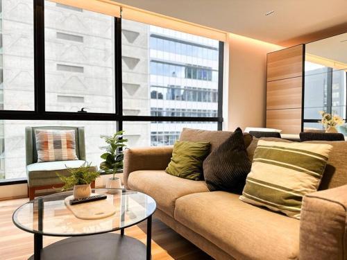 Stylish Urban Retreat in Melbourne CBD - Tap to explore photos
