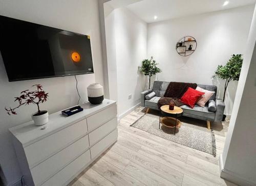Modern Boutique Apartment Great Location - Tap to explore photos