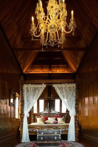 เรือนไทยพราวพิมาน Proudpiman Thai Heritage House - Tap to explore photos
