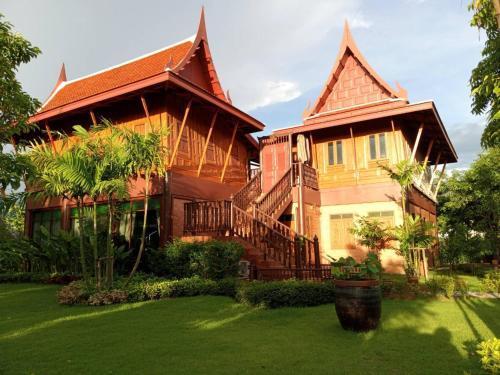 เรือนไทยพราวพิมาน Proudpiman Thai Heritage House - Tap to explore photos