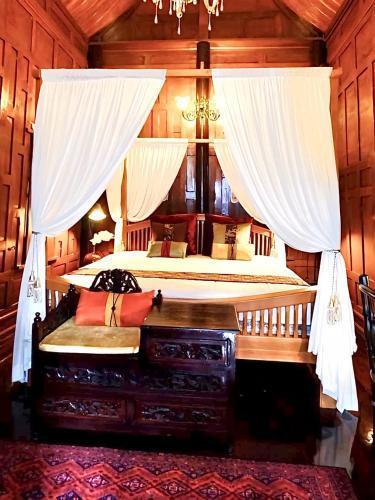 เรือนไทยพราวพิมาน Proudpiman Thai Heritage House Room Type - King Room with Balcony