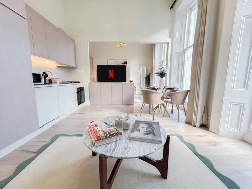Stylish Apartment in Prime Central London - Tap to explore photos