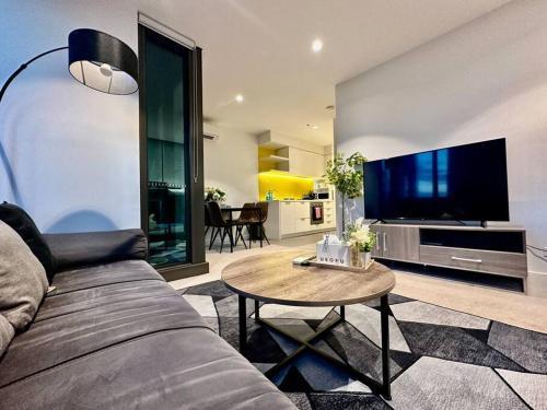 Melbourne Central 2BR Sanctuary - Tap to explore photos