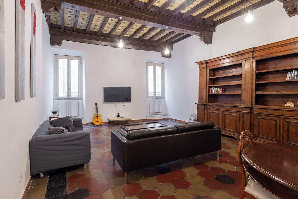 Piazza Navona Charming Large Apartment - Tap to explore photos