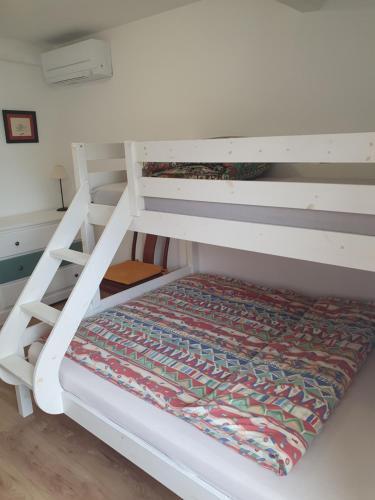 Au calme avec terrasse, clim et parking clos