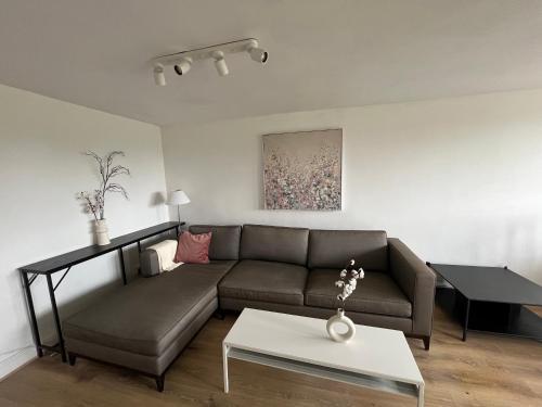 Spacious 2 bed flat near Elizabeth Line - Tap to explore photos