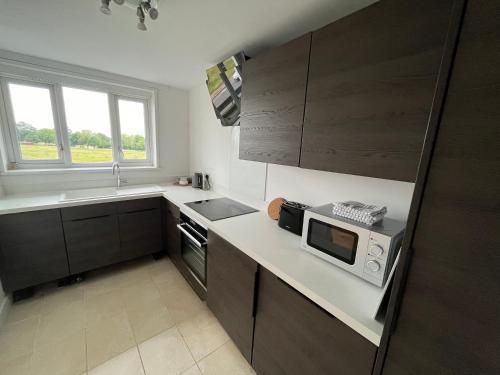 Spacious 2 bed flat near Elizabeth Line - Tap to explore photos