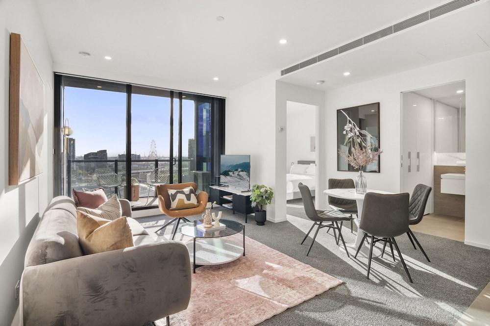 Elegant 2-bed With Superb Views & Amenities