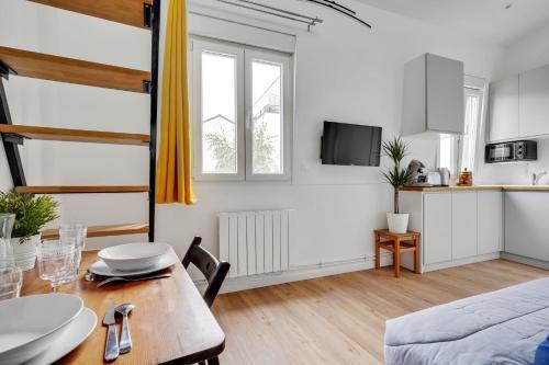 Studio avec mezzanine - Wifi - Proche Paris (R8) - Tap to explore photos