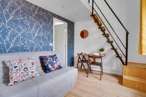 Studio avec mezzanine - Wifi - Proche Paris (R8) - Tap to explore photos