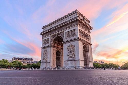 Studio rénové avec balcon près des Champs-Elysées