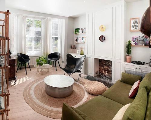 Stylish & Spacious! A Victorian House in Zone 1! - Tap to explore photos